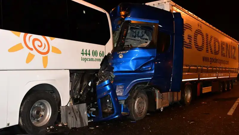 Tur Otobüsü Tırla Çarpıştı: 13 Kişi Yaralandı, Kaza Anı Kameralarda