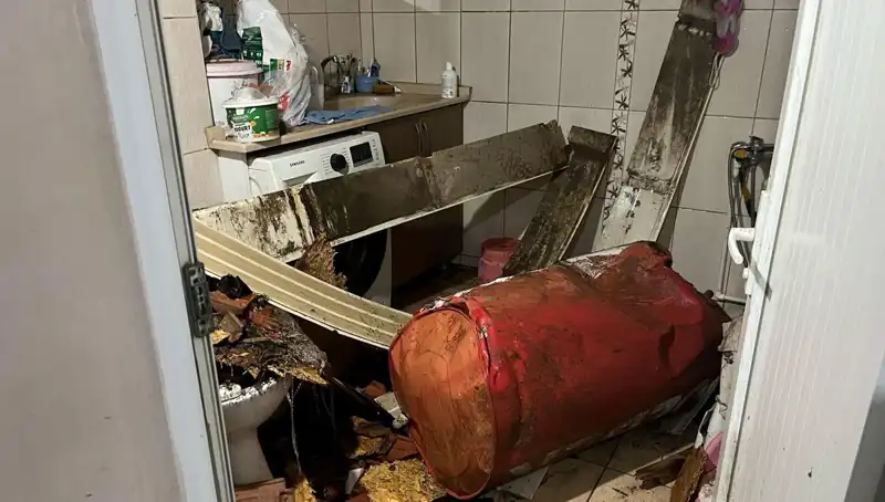 Ege Bölgesi'nde Şiddetli Fırtına Ağaçları Devrildi, Caddeler Beyaza Büründü