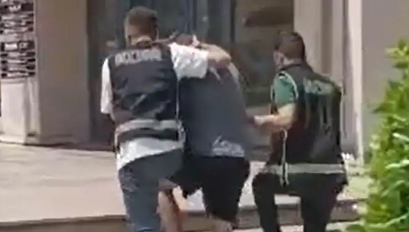 Turist, Sahte Döviz ile Alışveriş Yaparken Yakalandı ve Sınır Dışı Edildi