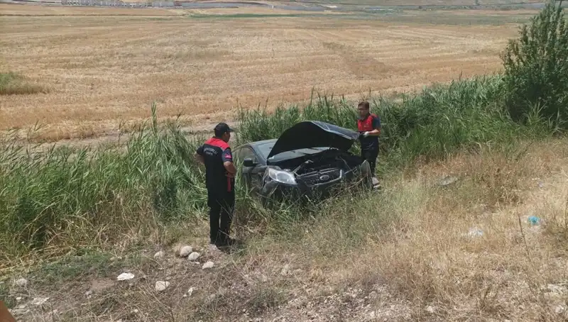 Otomobil Şarampole Uçtu: İki Kişi Yaralandı, Detaylar Ortaya Çıktı