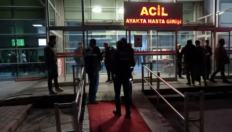 Hastane Acil Servisinde Silahlı Kavga: 3 Yaralı, Panik İçinde Olaylarla Dolu Anlar