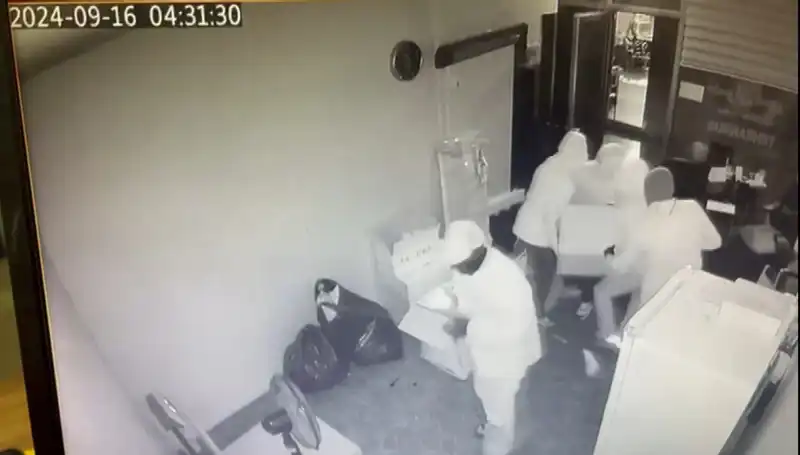 Gençler, İçinde Binlerce Lira Olan Kasayı Çalmaya Kalkıştı!