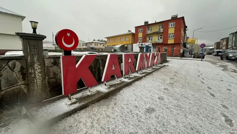 Temmuzda Aniden Yağan Kar Sürücüler için Zor Anlar Yarattı