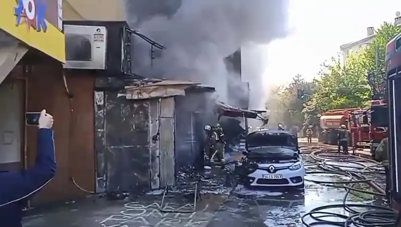 Ümraniye’de Hediyelik Eşya Dükkanında Patlayan Yangın Korkuttu