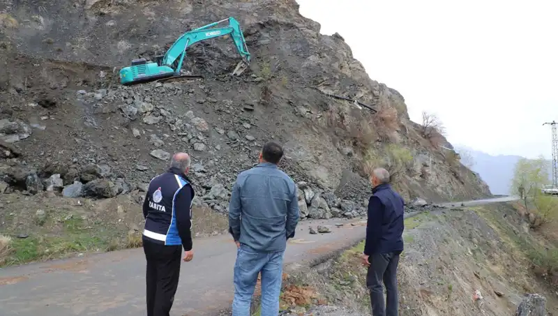 Hakkari'de Kaya Düşmelerine Karşı Alınan Önlemler ve Çalışmalara Hız Verildi
