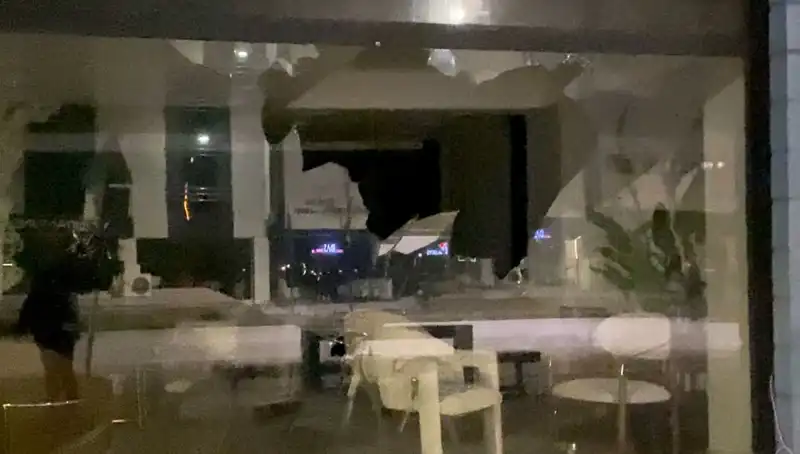Mobilya Mağazası Hain Taşlı Saldırıya Uğradı: Olayın Ardındaki Gizem