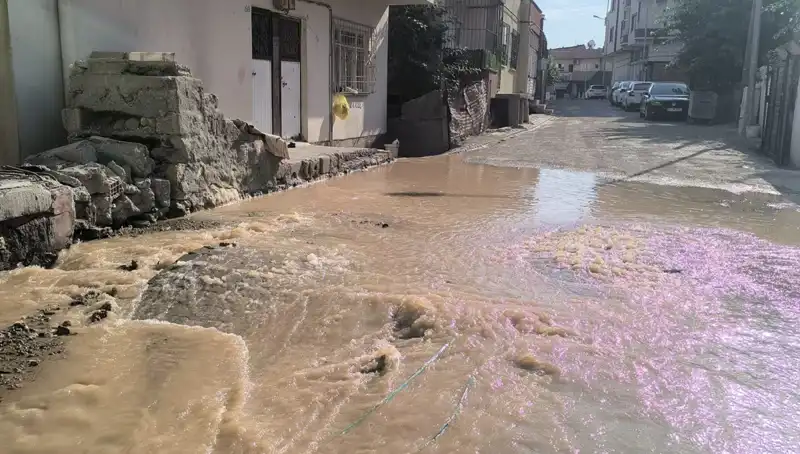 İlçede Şok! İçme Suyu Hattı Patladı, Çarşı Sular Altında Kaldı