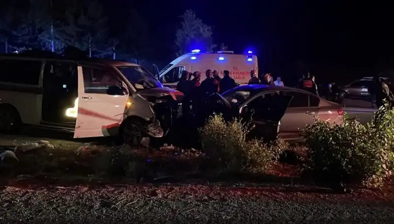 Ters Yön Faciası! İki Araç Kafa Kafaya Çarpıştı: Hayatını Kaybedenler Var