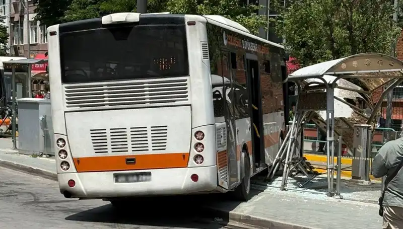 Belediye Otobüsü Tramvay Durağına Dalınca Olay Yeri Karıştı!