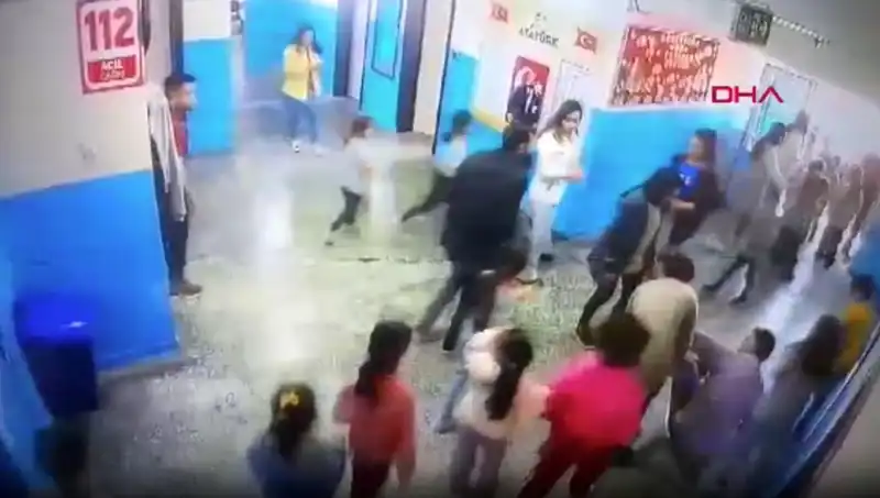 Bayılan Öğrenciyi Kurtaran Müdür Yardımcısının Cesareti Öğrencileri Hayrete Düşürdü