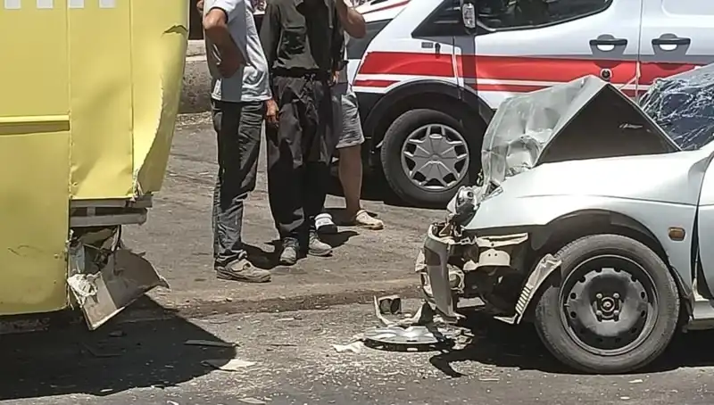 Halk Otobüsünün Otomobille Çarpışması Sonucu İki Yaralı