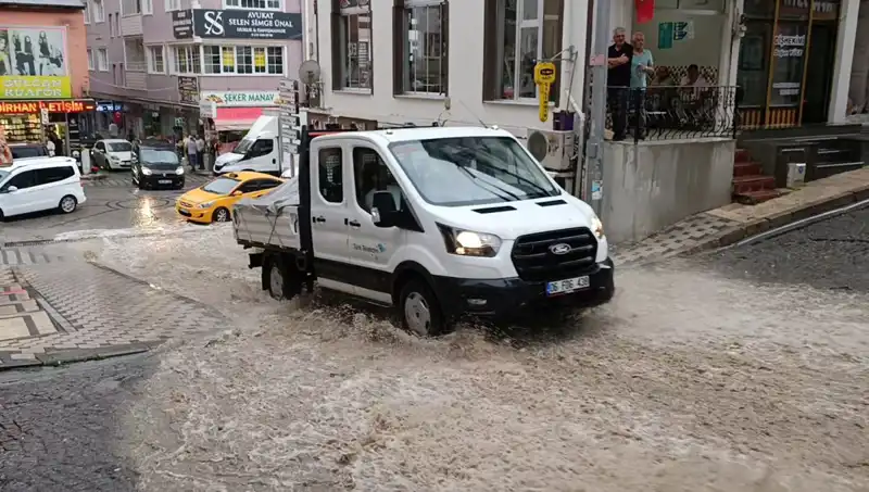 Caddeleri Su Altında Bırakan 10 Dakikalık Sağanak Yağışlar