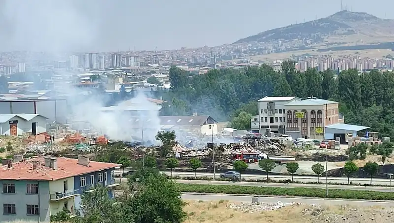 Otluk Alanda Çıkan Yangın, Depoyu Külü Külüne Çevirdi