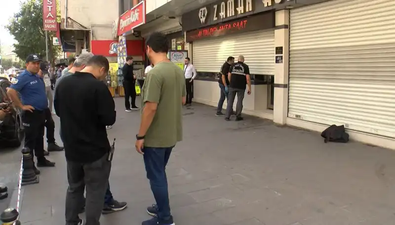 Güpegündüz Cadde Ortasında Kuyumcu Soyma Girişimi: Olay Anı Kameralara Yansıdı
