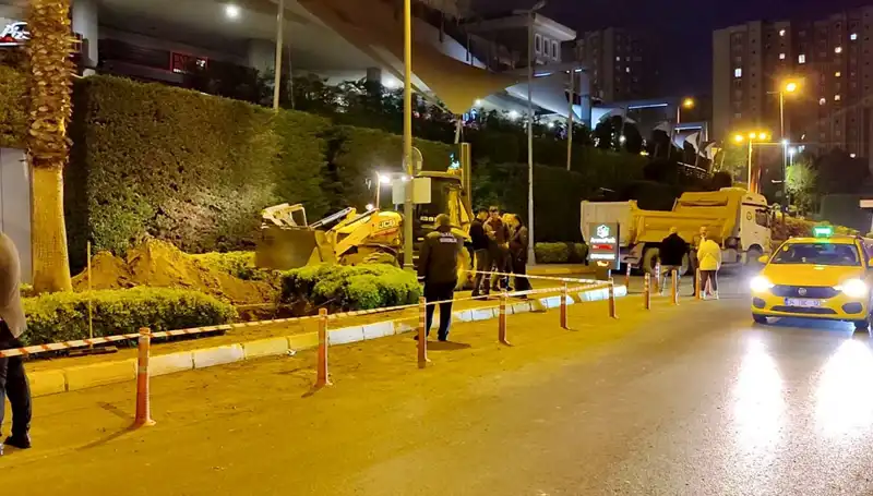 AVM Girişinde Doğalgaz Sızıntısı Paniği: Alışveriş Keyfi Tehlikeye Girdi!