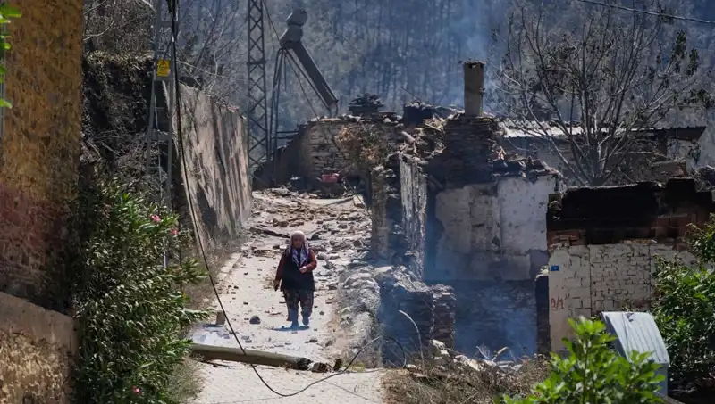 İzmir ve Bilecik'teki Yangınların Yarattığı Yıkım: 415 Bina Küle Döndü