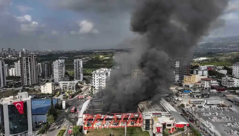 Mersin'deki Fabrika Yangınında TOMA ve İtfaiye Ekibi Seferber Oldu