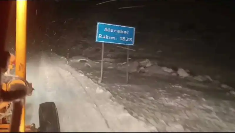 Antalya'da Beklenmedik Kar Yağışı Şehri Beyaz Örtüyle Sarmaladı