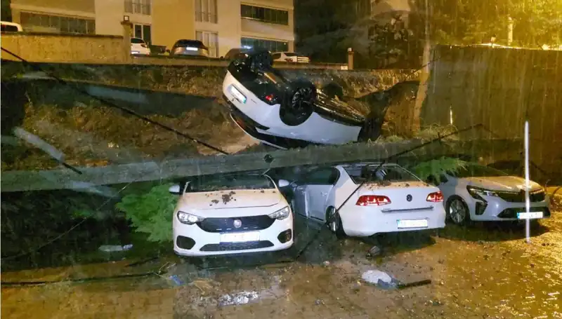 Yetersiz Bakım: Duvar Çöktü, 4 Araç Ortada Kaldı!
