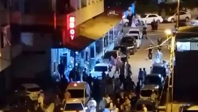 Düğün Kutlaması Kaosa Dönüştü: Damat Arabasıyla Kalabalığa Daldı