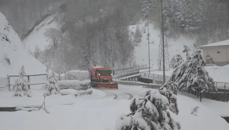 Bolu Dağı Kışa Hazır: Kar Yağışı Başladı, Doğa Beyaza Büründü!