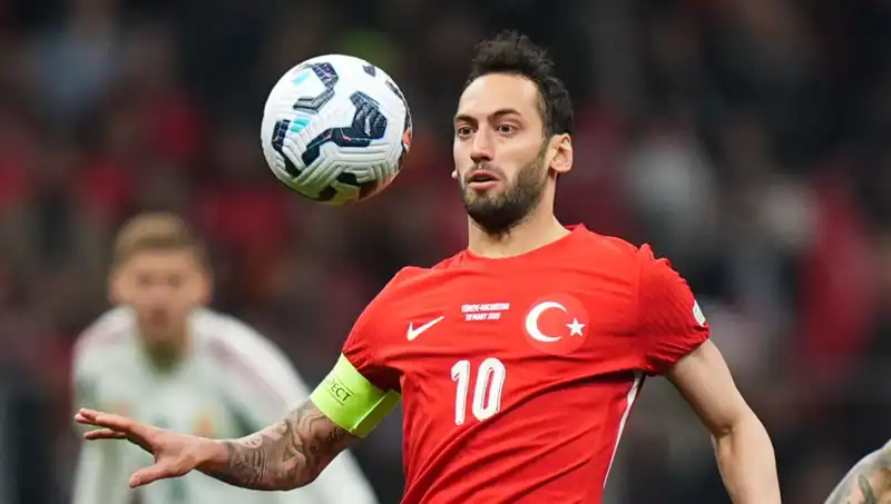 Fenerbahçe'nin Hakan Çalhanoğlu Teklifi: Mourinho'nun Israrıyla Geliyor!