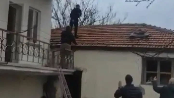 Hem Destansı Hem Dram İçeren Çatıda Polis Operasyonu: Şüpheli Neden Direndi?