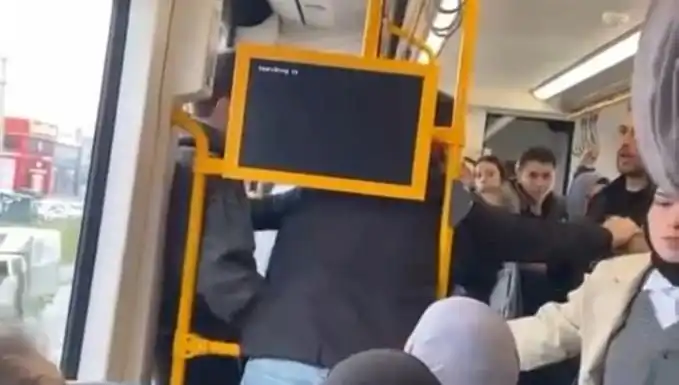 Metroda Tekme Tokat Kavgaya Dönüşen Olay İzleyenleri Şok Etti!