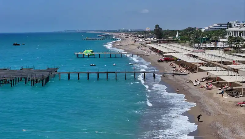 Antalya Sahillerinde Güneşli Hava, Tatilcileri Coşturuyor!