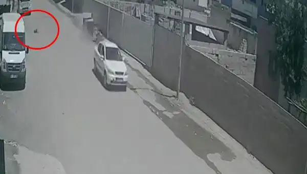 Otomobil Çocuğa Çarptı: Sürücü Kaçtı, Olay Yeri Korku Dolu Anlarla Dolduruldu