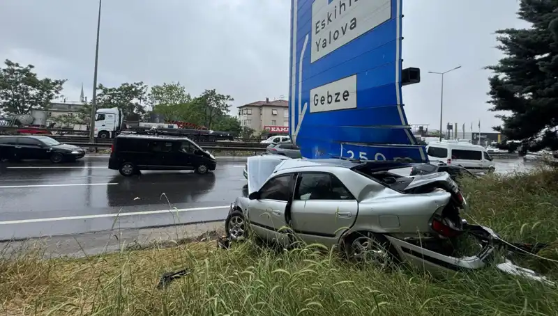 Trafik Levzasına Çarpan Araçta Bir Yara, Olay Anı Korkuttu