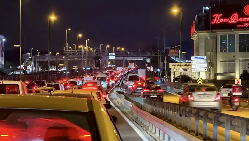 Yenibosna Metrobüs Yaya Üst Geçidinde Yenilikçi Üst Geçit Çalışmaları Başladı