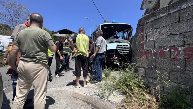 Minibüs Duvara Çarptı: 14 Yaralının Durumu Ne?