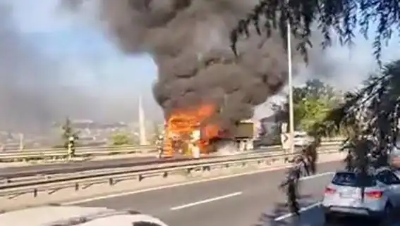 D-100 Karayolu'nda TIR Yangını Trafiği Felç Etti: Detaylar ve Olası Sebepler