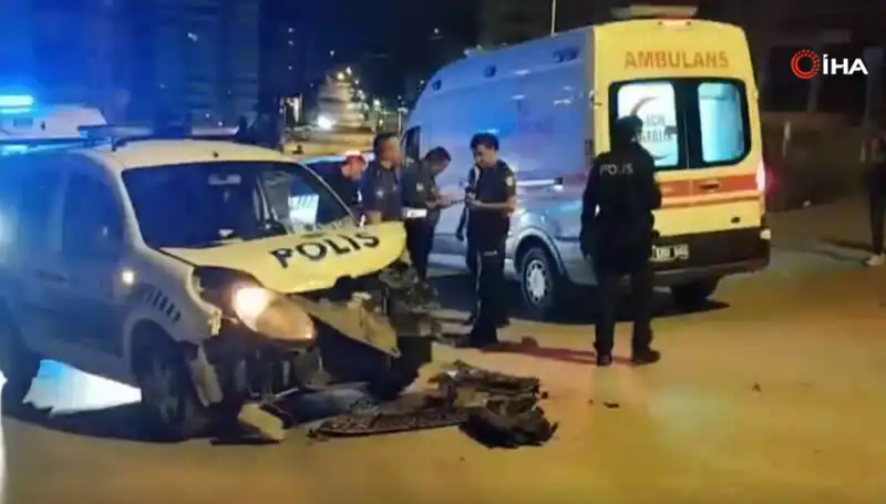 Ankara'da Hafif Ticari Araç ile Polis Aracının Kafa Kafaya Çarpıştığı Kaza