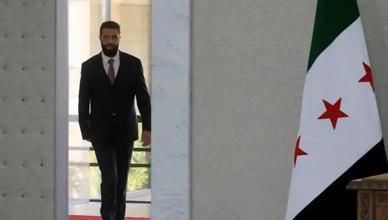 Paris’te Şara-Macron Zirvesi: Fransa’dan Yeni Suriye’ye Destek Müjdesi