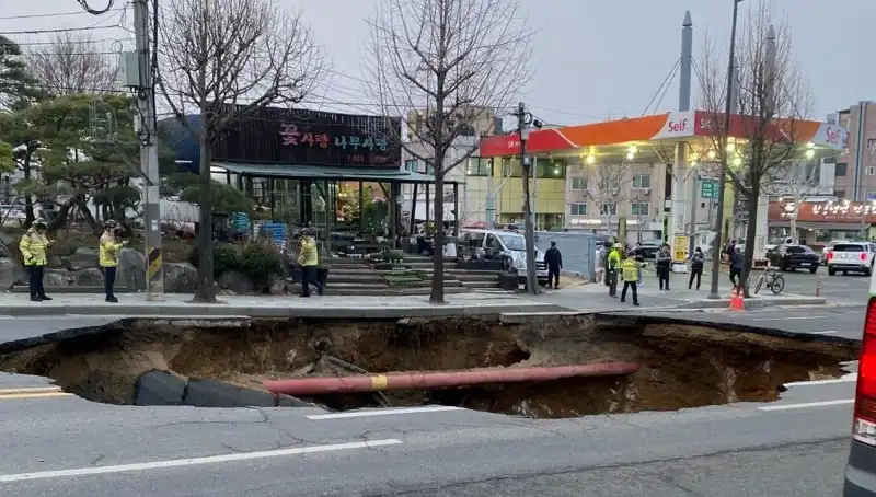 Güney Kore’de Şok Edici Olay: Dev Çukur Motosikleti Yuttu, Bir Kayıp ve Bir Yaralı!