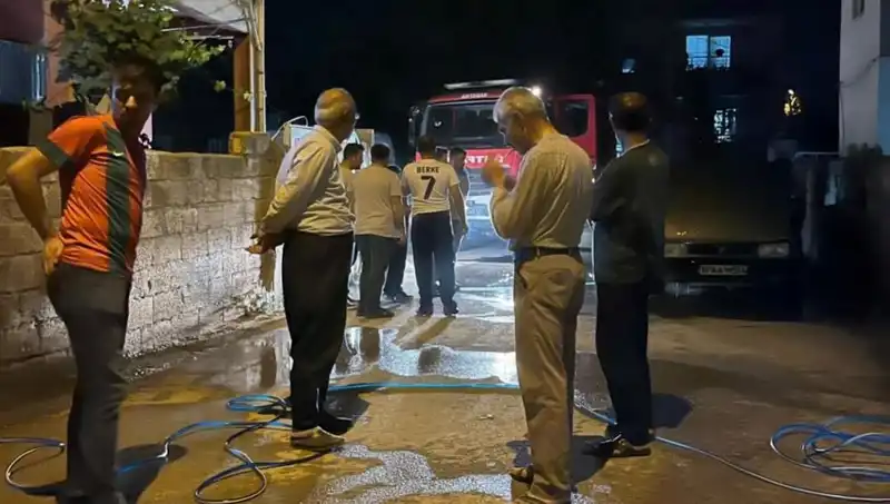 Park Halindeki Araç Alev Aldı: Yangın Anı Kameralara Yansıdı