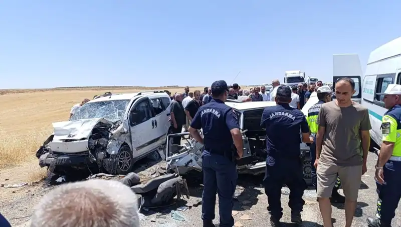 Türkiye'de Feci Kaza: Otomobil ve Hafif Ticari Araç Çarpıştı, 4 Kişi Hayatını Kaybetti