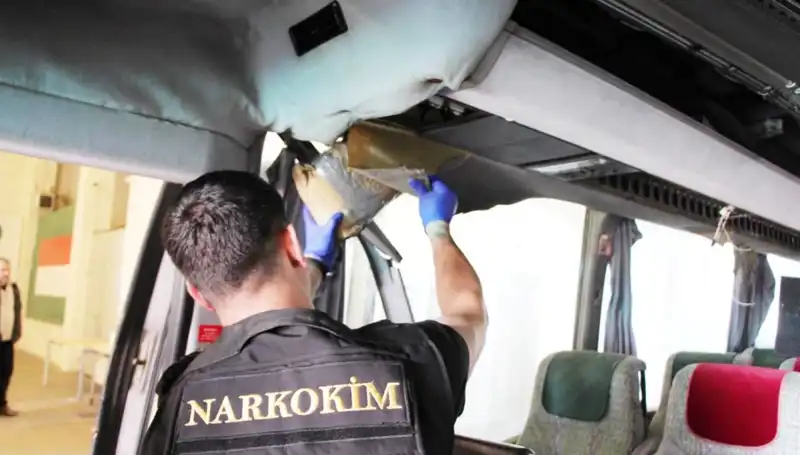 Güvenlik Güçleri Sınırdan Geçen Otobüste 77 Kilo Uyuşturucu Ele Geçirdi!