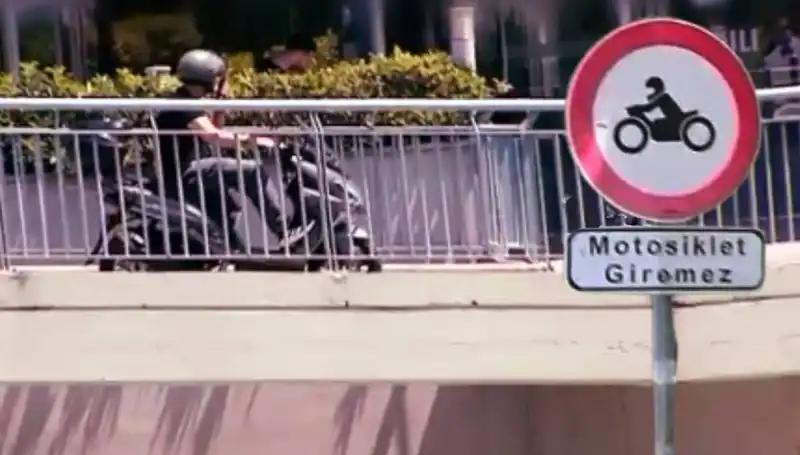 Üst Geçitlerde Motokuryelerin Egemenliği: Trafikteki Tehlike Teşhisi