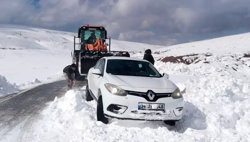 Muş’ta Sağanak Kar, Yolda Mahsur Kalan 60 Kişiyi Kurtardı