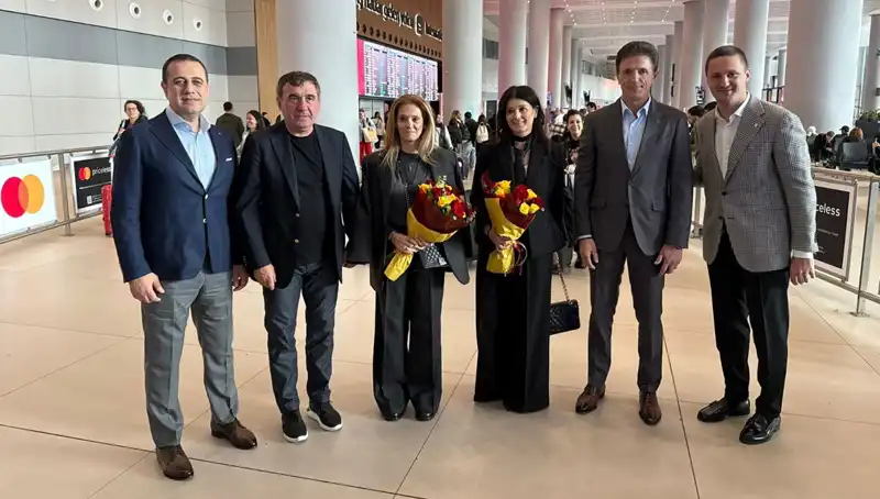 Hagi ve Popescu, İstanbul'da Futbolseverlerle Buluştu: Eski Günler Yeniden Canlanıyor!