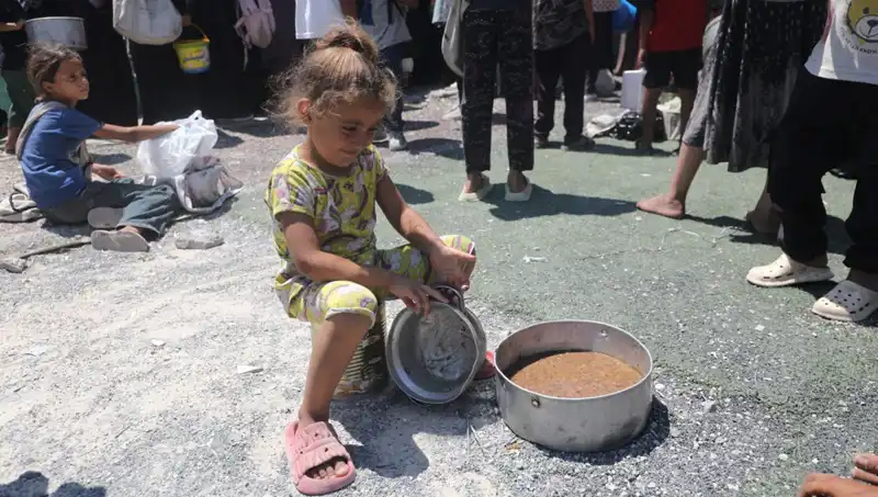 Gazze'de Çocukların Açlık Feryadı: "Çocuğum Açlıktan Ağlıyor"