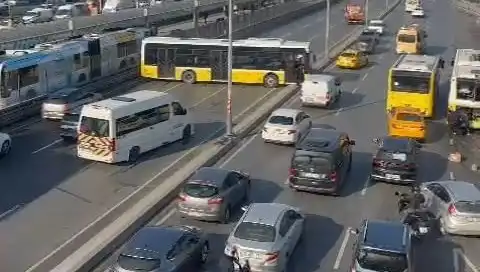 İETT Otobüsü Trafiği Kilitledi: İki Araçla Kaza Anı Şok Etti