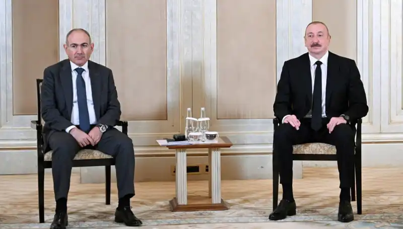 Abu Dabi'de Aliyev ve Paşinyan, Barış Sürecini Tartışmak İçin Buluştu