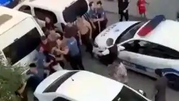 Sosyal Medyada Başlayan Kavga Sokakları İnletti: 2 Polis, 4 Yaralı