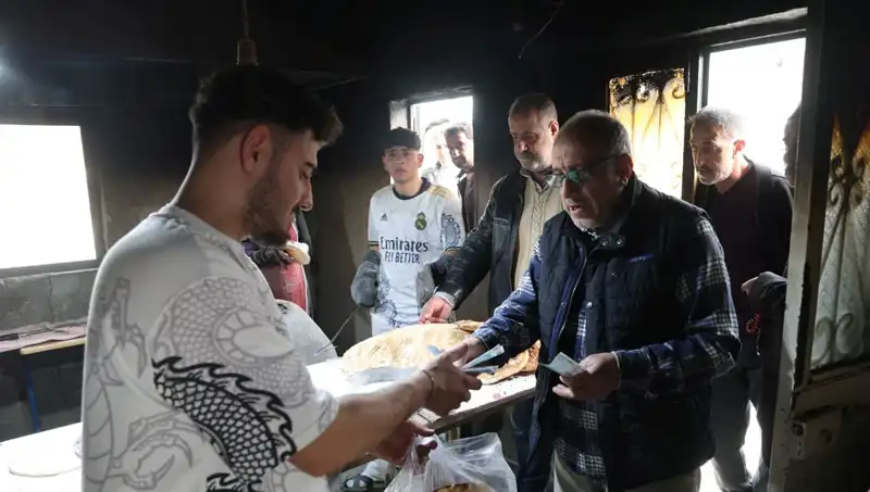 İki Ekmek İçin Yedi Kilometre! Saat 15:00'de Yoğunluk Patlıyor