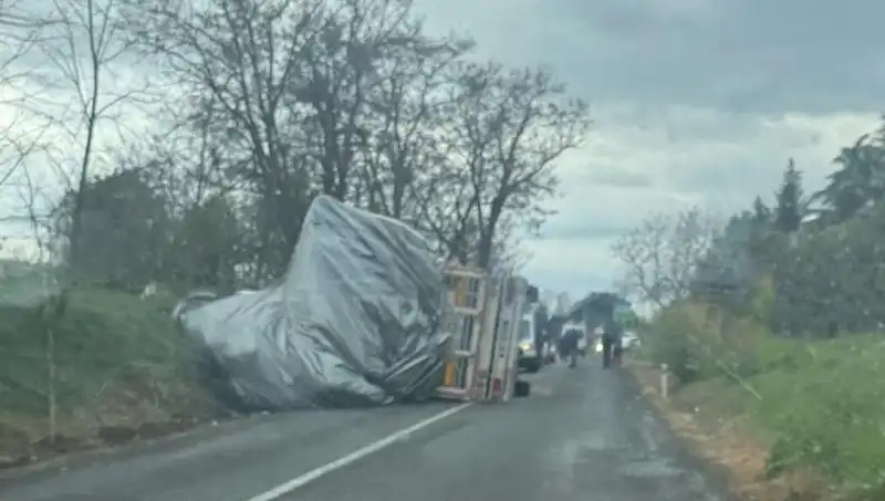 Tekirdağ'da Saman Yüklü TIR Devrildi: Yaralı Var, Geniş Güvenlik Önlemleri Alındı