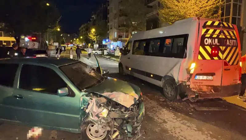 Otomobil Minibüse Çarptı: Dehşet Veren Kaza 6 Kişiyi Yaraladı